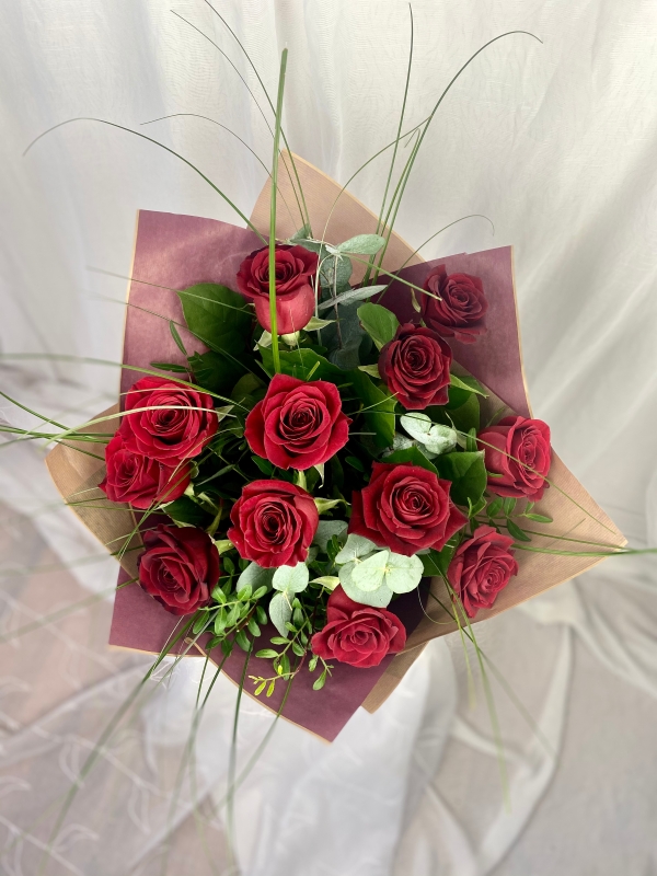 12 Stunning red roses with gypsophilia